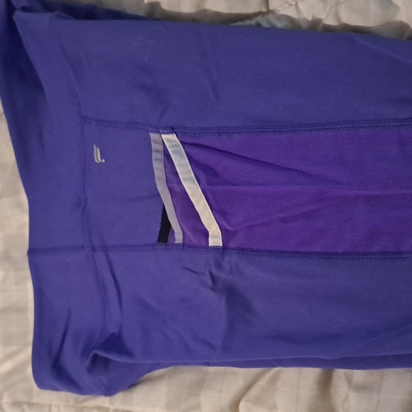 Fabletics leggings motion 365 mediums purple side pockets only wore once - Picture 3 of 4